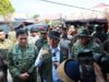 Gubernur H. Muhidin Dampingi Staf Khusus Presiden H. Andi Samsudin Arsyad dan KSAL Laksamana TNI Dr. Muhammad Ali Tinjau dan Padamkan Titik Api
