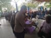 200 Roti DiBagikan Polsek KPL Banjarmasin Untuk Keluarga Insiden KM Virgo 8 Yang Bertahan Menunggu Informasi Di Pelabuhan Trisakti.