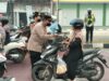 Kualitas Udara Mencapai Level Berbahaya, Polres Tabalong Perbanyak Bagikan Masker Kepada Warga Tabalong